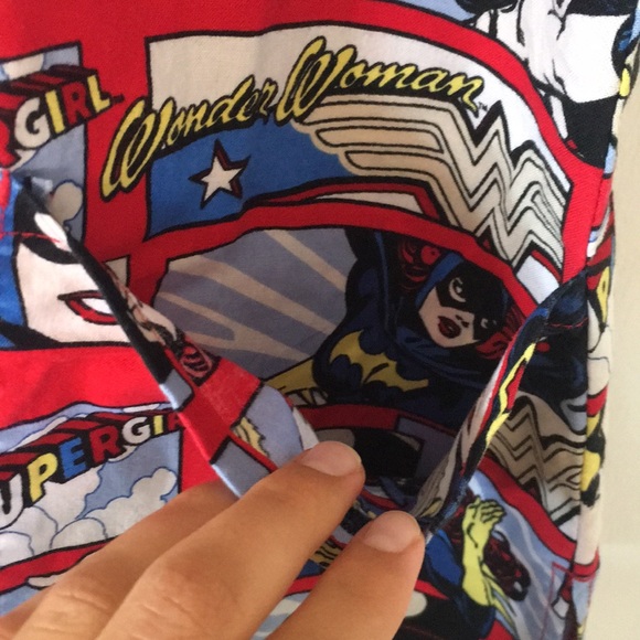 •Justice League Women’s Super Hero Scrub Top• - Picture 3 of 5